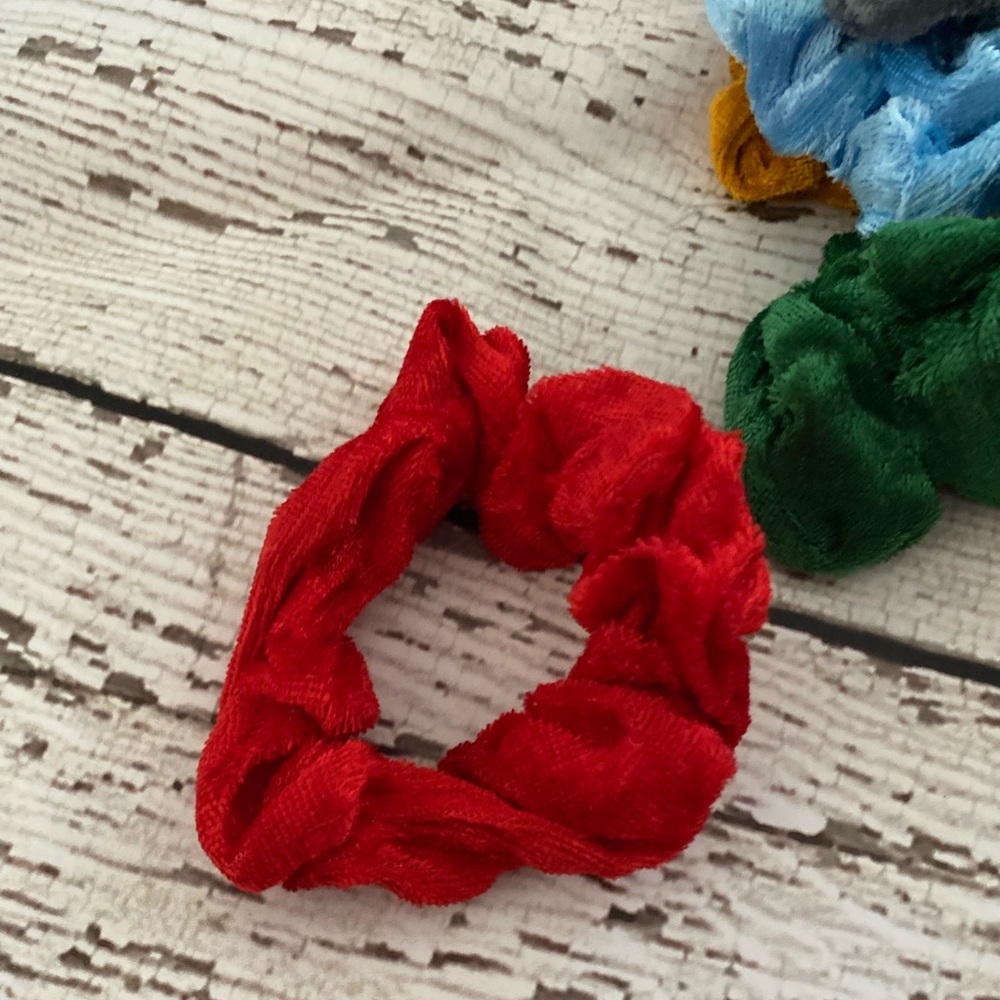 Set of 4 Velvet Scrunchies- Assorted/ Random Colors NWOT - Picture 4 of 6